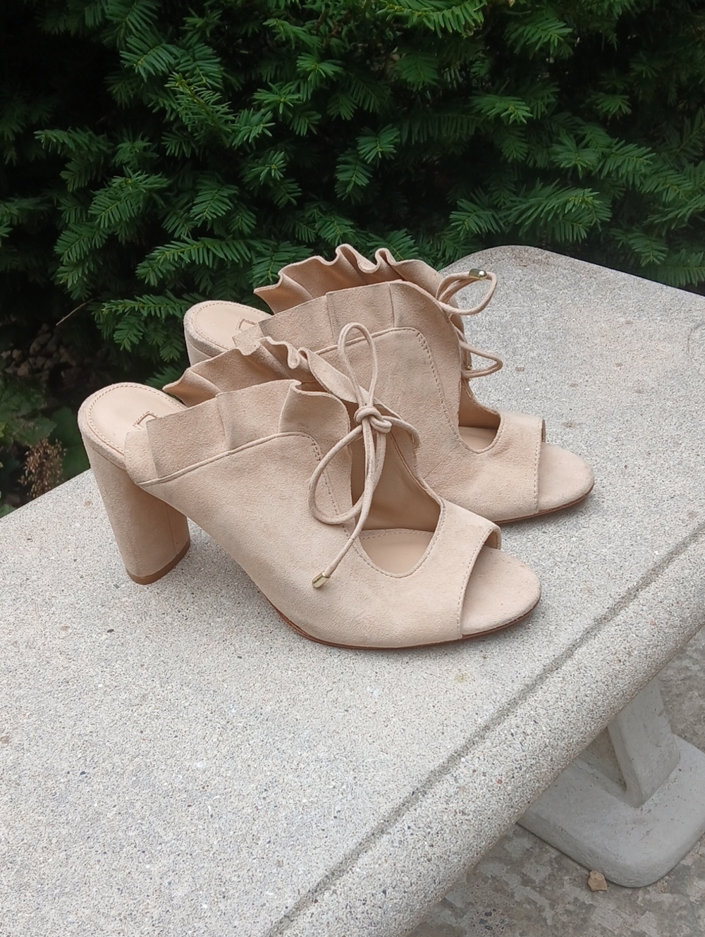 Antonio Melani tan suede ruffle peep-toe block heel mules Sz 7M